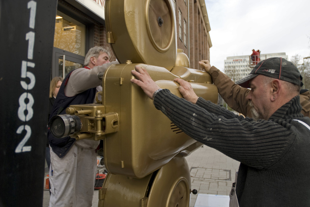 Der goldene Projektor wird geliefert, Dezember 2009