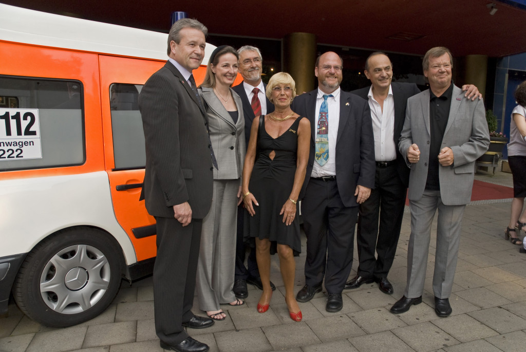 Gruppenfoto vor dem Krankenwagen