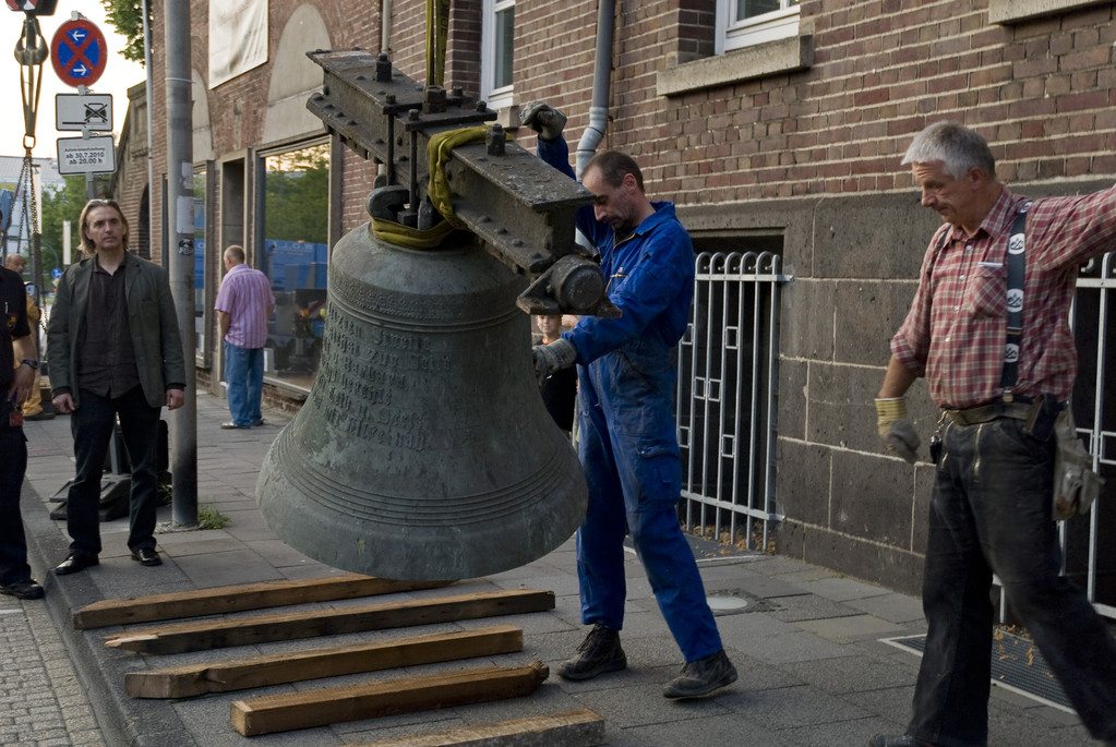 Aufstellung der Glocken auf dem Bürgersteig vor der Kirche