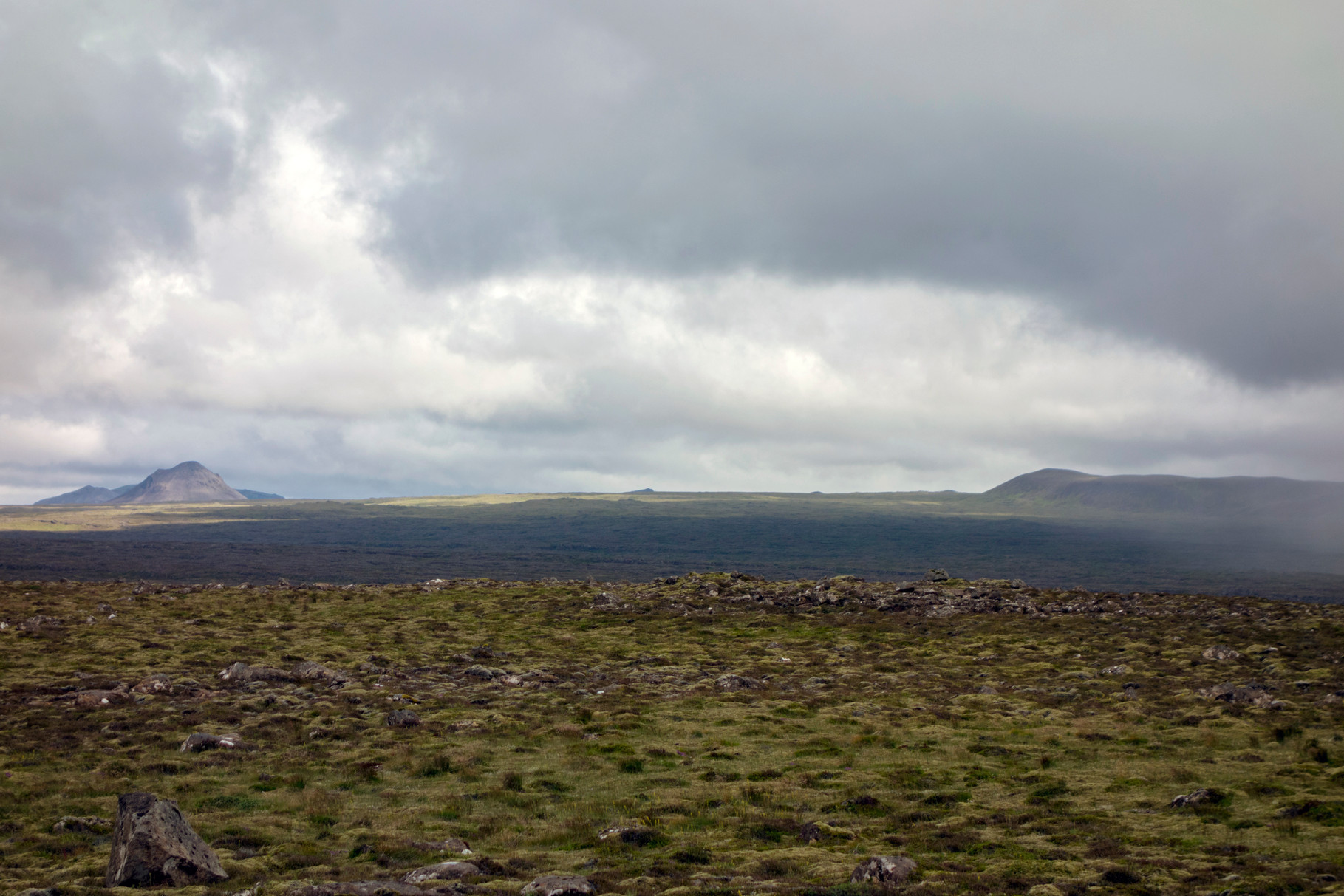 Landschaft auf der Halbinsel Reykjanes mit endlosen Lavafeldern