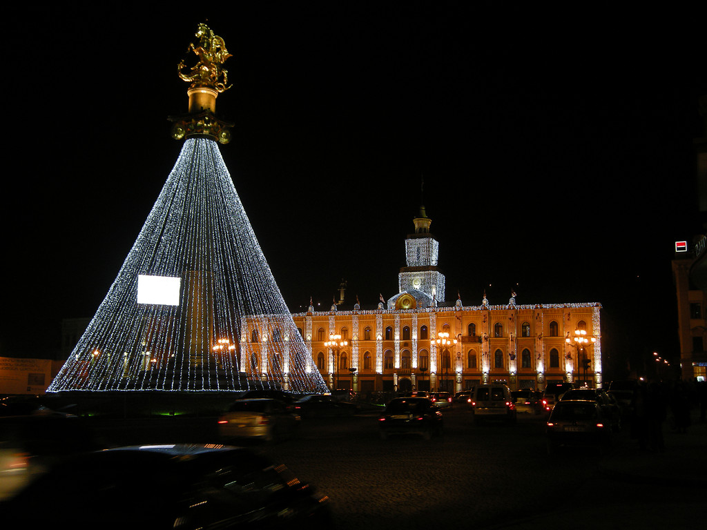 das Alte Rathaus von Tiflis mit dem Denkmal des Heiligen Georg in Weihnachtsbeleuchtung