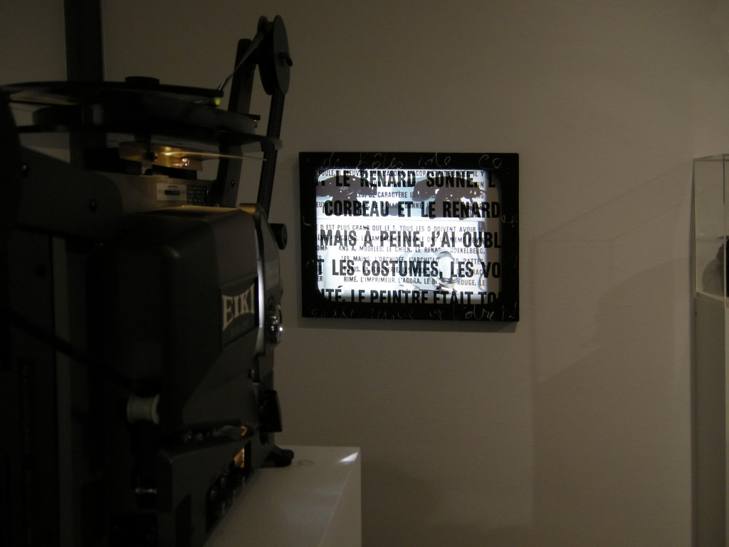 Marcel Broodthaers: "Le Corbeau et le Renard" Pojektionsleinwand und Siebdruck, 16mm-Film, 1967