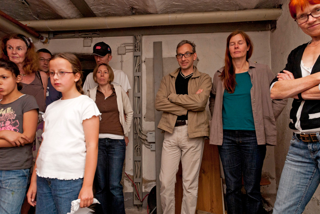 Zuschauer bei der Lichtperformance im Keller des Atelierhauses