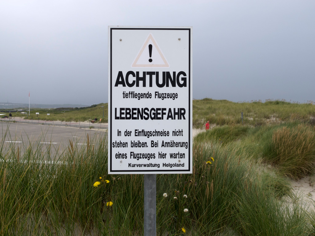 Warnschild am Flugplatz