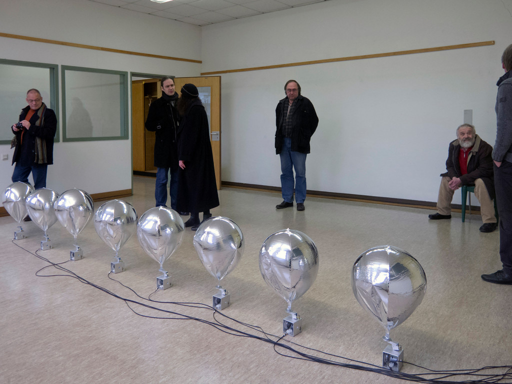 Katrin Wegemann, Aufsteigen 8, 2010, 8 Heliumballons, Elektromotoren