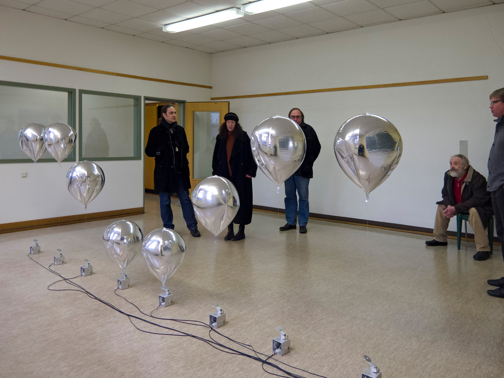 Katrin Wegemann, Aufsteigen 8, 2010, 8 Heliumballons, Elektromotoren