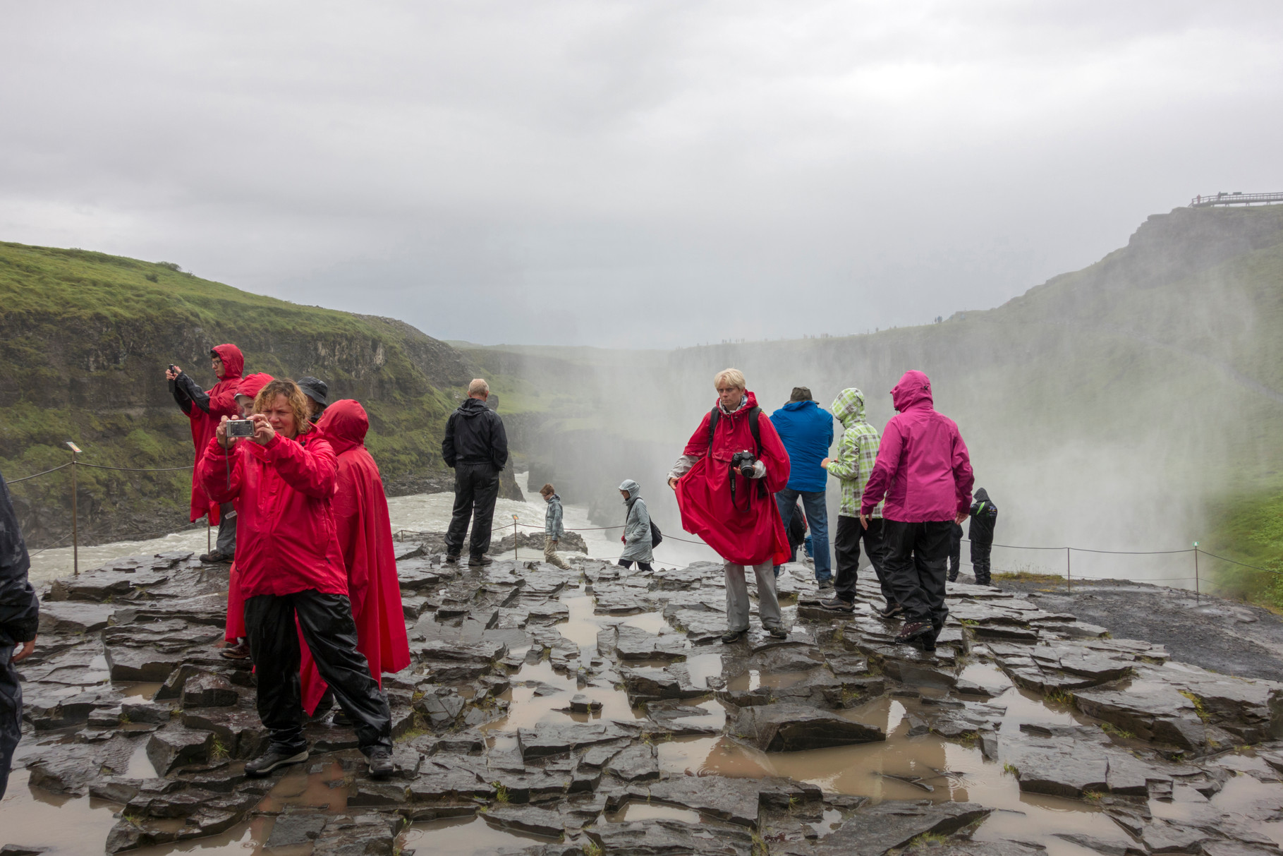 Touristen am Gullfoss