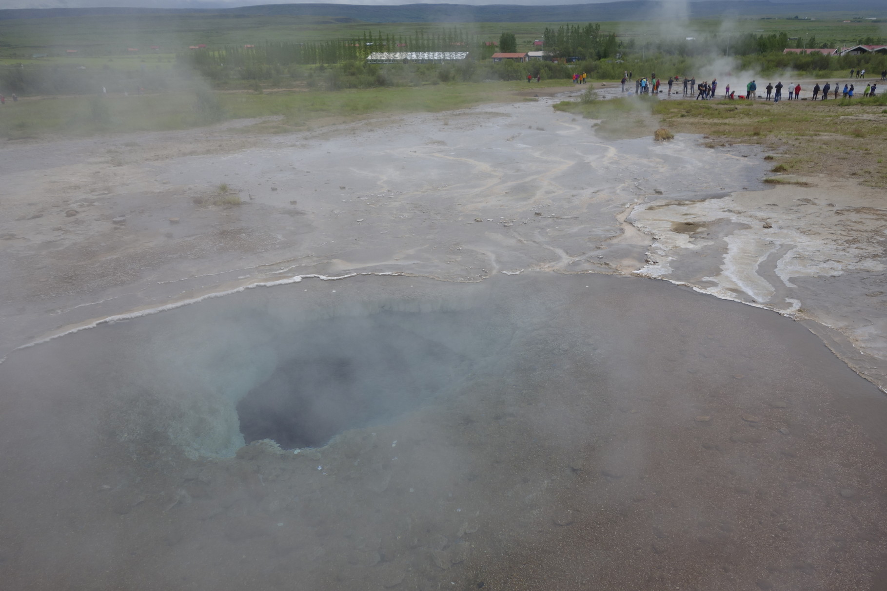 Der Geysir Strokkur zwischen den Ausbrüchen...