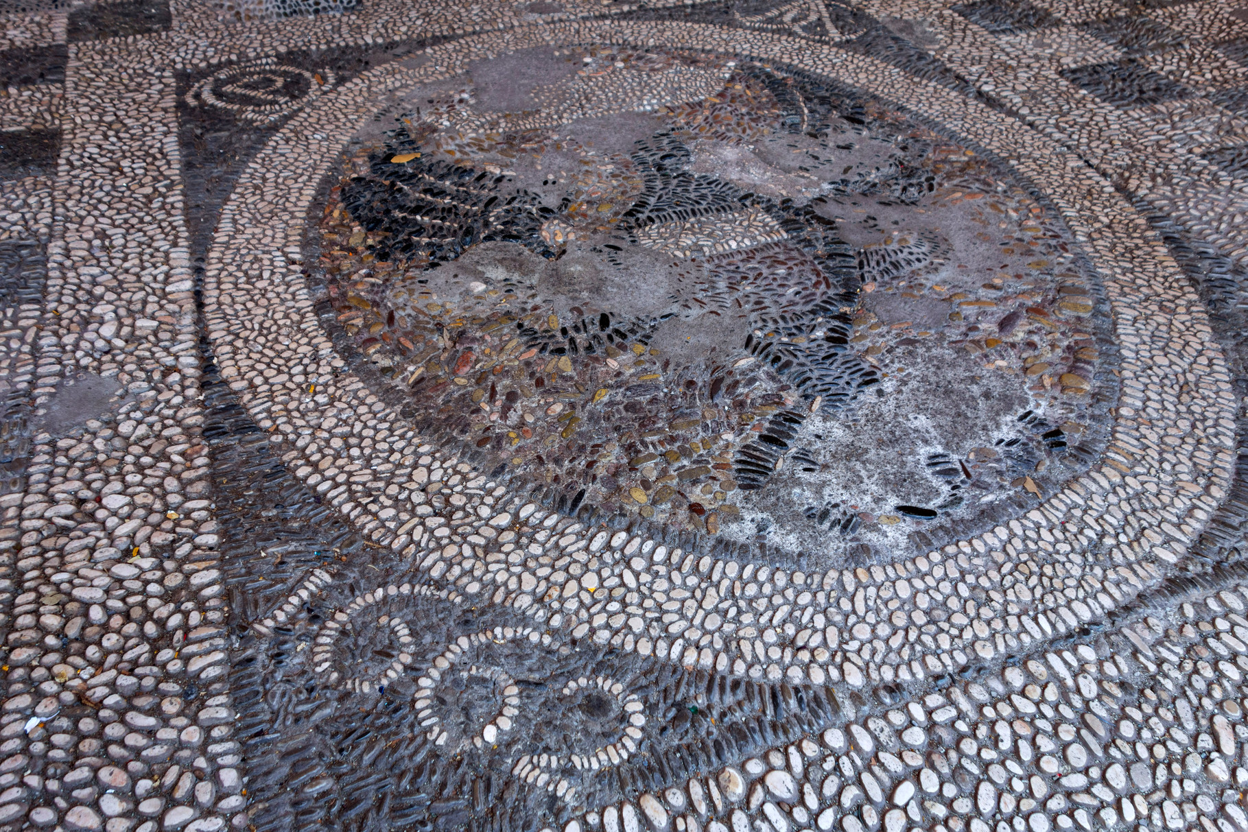 Bodenmosaik vor der Klosterkirche von Cimiez