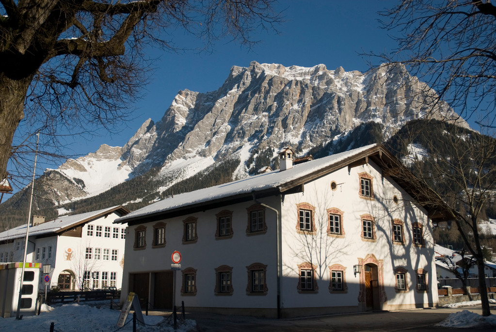 Ehrwald, im Hintergrund die Zugspitze