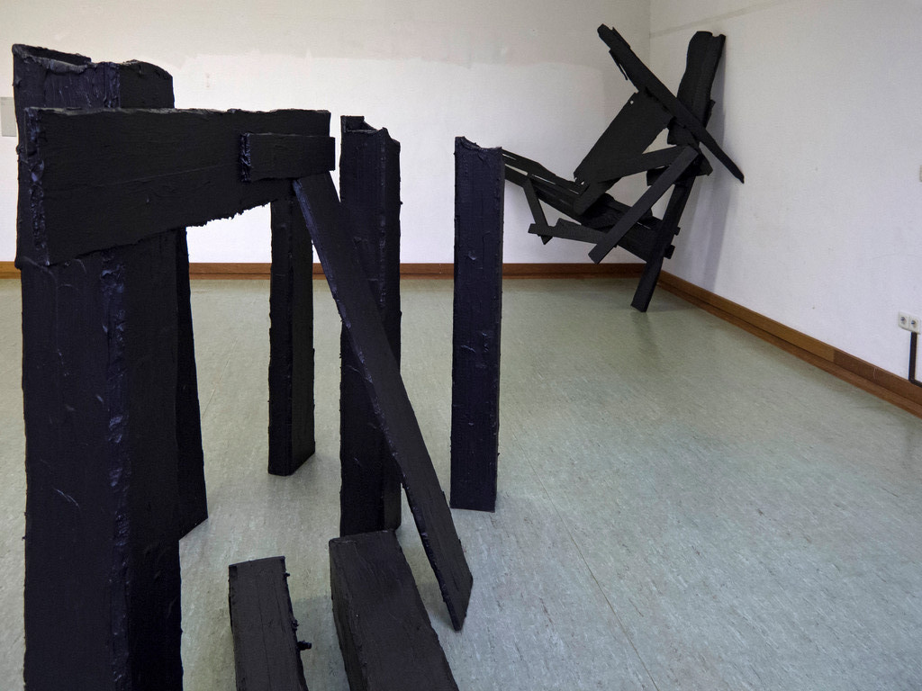 Janine Tobüren, Sculpture No. 7, 2011, Holz, Acrylfarbe(vorne) Corinthian III-D, 2010, Holz, Acrylfarbe (hinten)