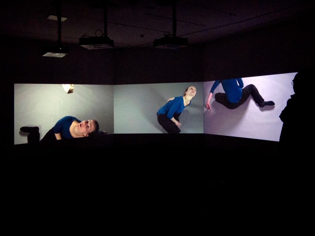 Freya Hattenberger, Kiss, 3-Kanal Videoinstallation, 2010