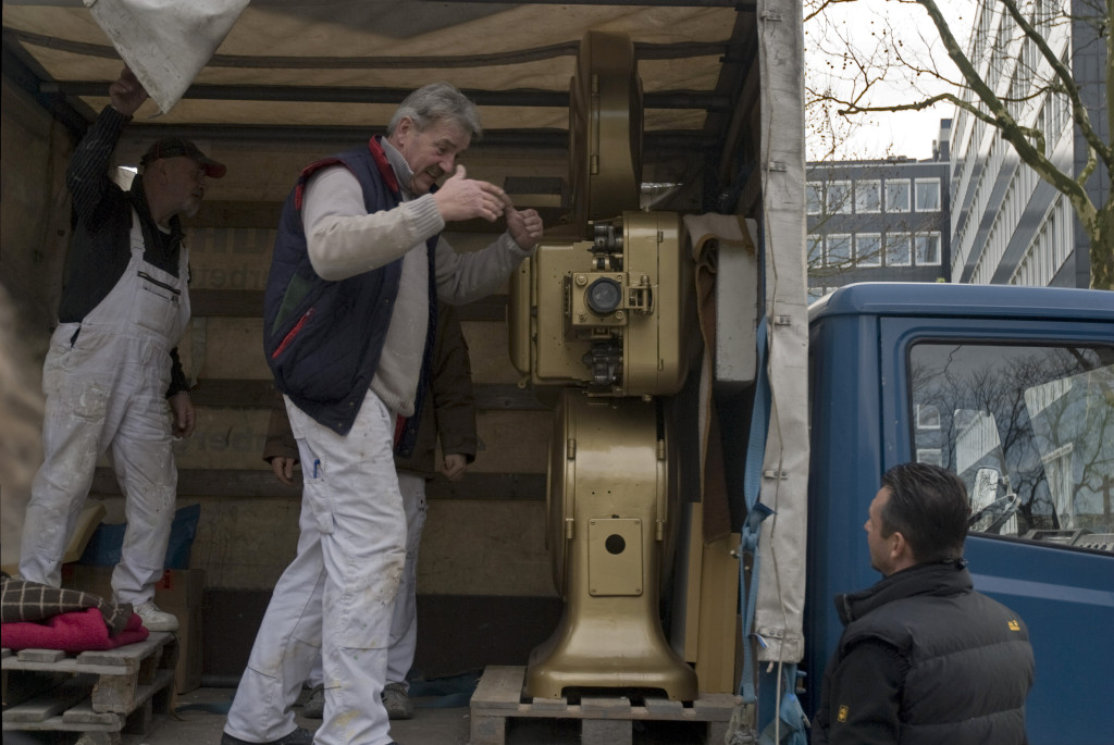 Der goldene Projektor wird geliefert, Dezember 2009