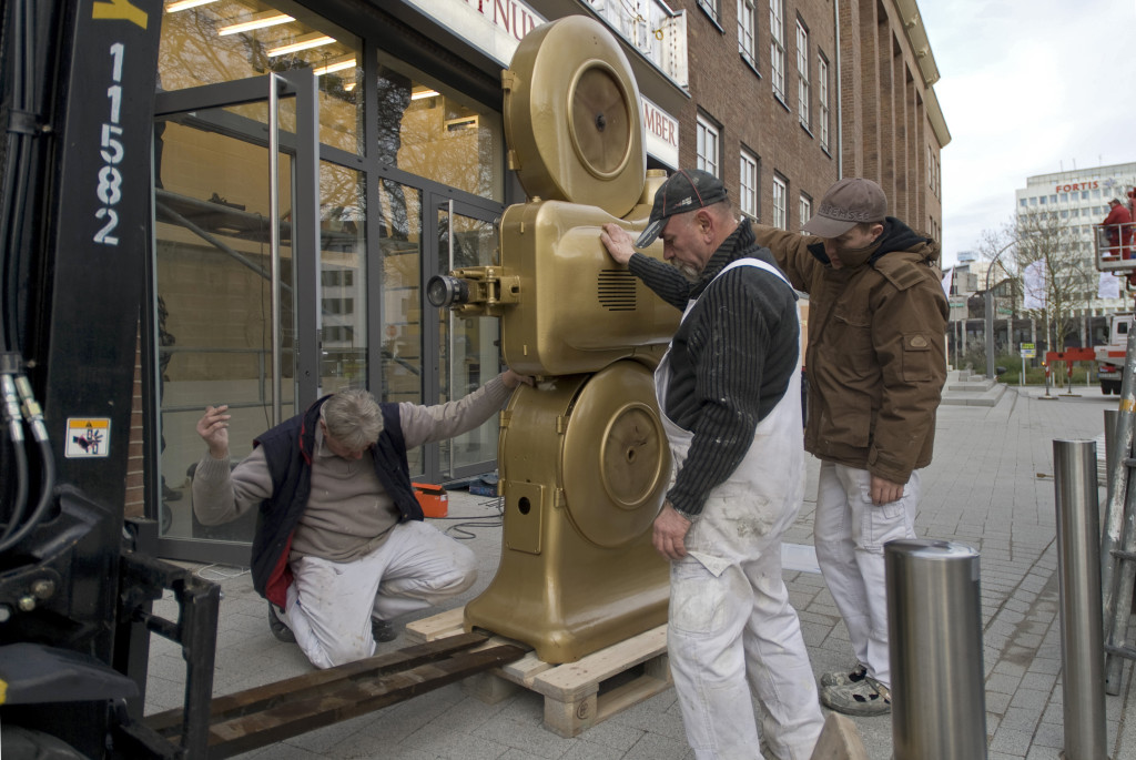 Der goldene Projektor wird geliefert, Dezember 2009