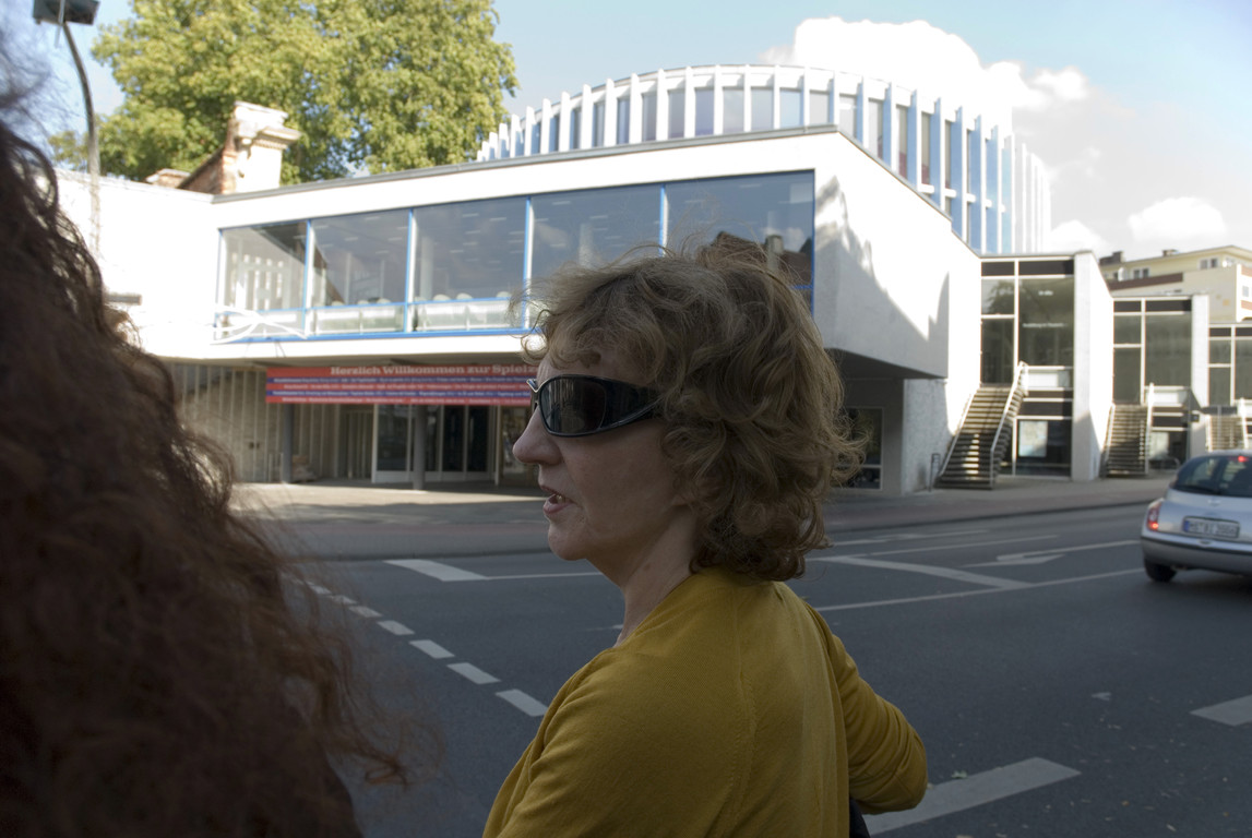 Frau Ruhnau vor dem Stadttheater Münster