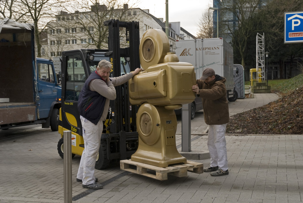 Der goldene Projektor wird geliefert, Dezember 2009