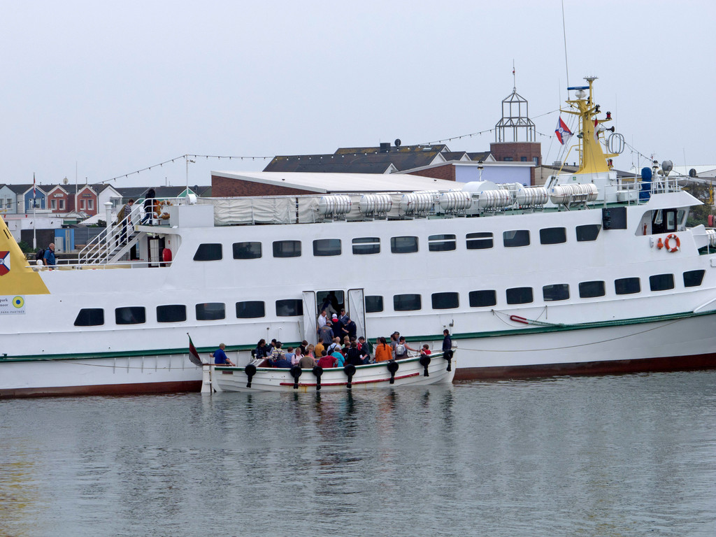 Touristen, die mit dem Schiff kommen, müssen zur Landung in ein Boot umsteigen