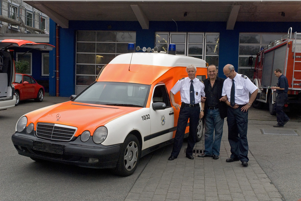 Besichtigung des Krankenwagens auf dem Gelände der Feuerwehr in Essen