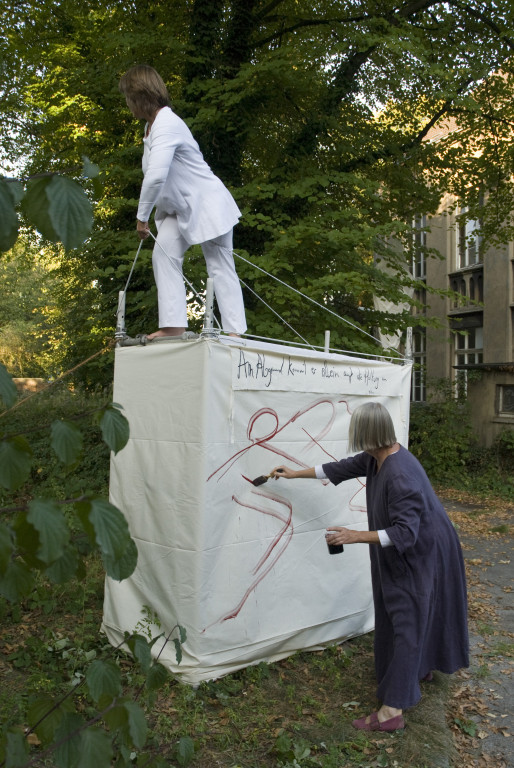 Performance "Über den Versuch der Kunst, den Himmel zu stürmen" von Edelgard Stryzewski-Dullien und Tina Lahl , 2009