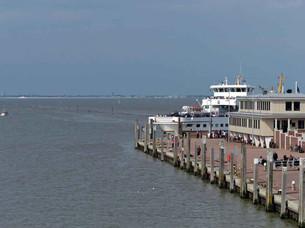 Hafen Norddeich-Mole, im Hinterund ist die Insel Norderney zu sehen