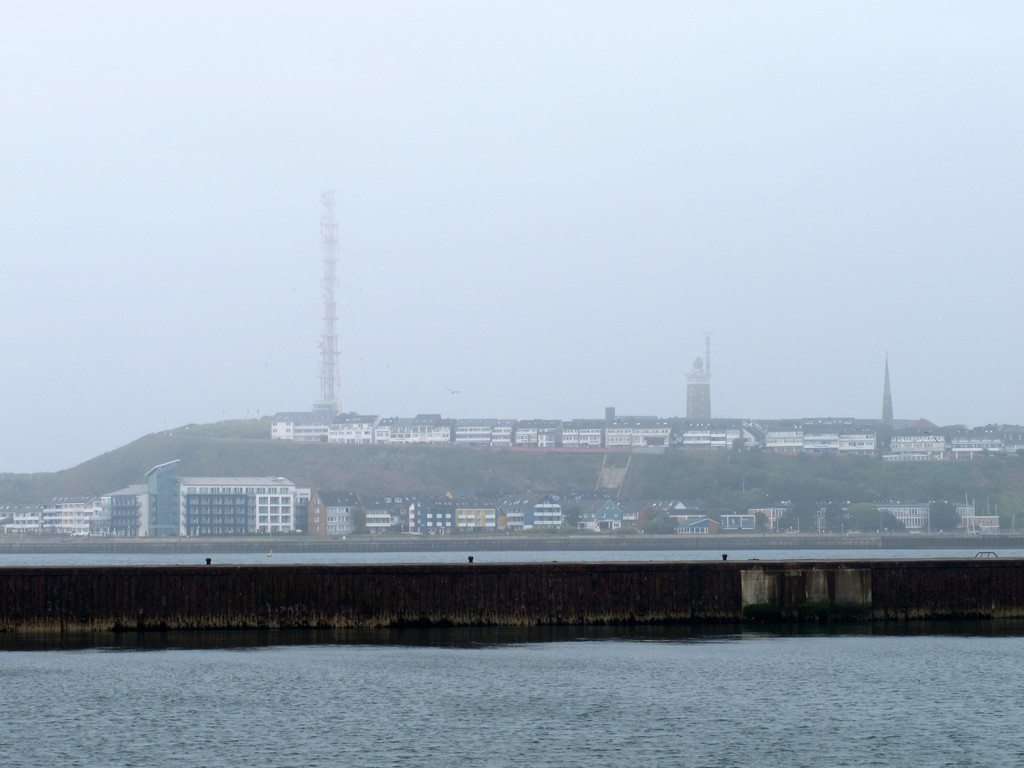 Die Hauptinsel von Helgoland von der Düne gesehen, wo sich der Flugplatz befindet