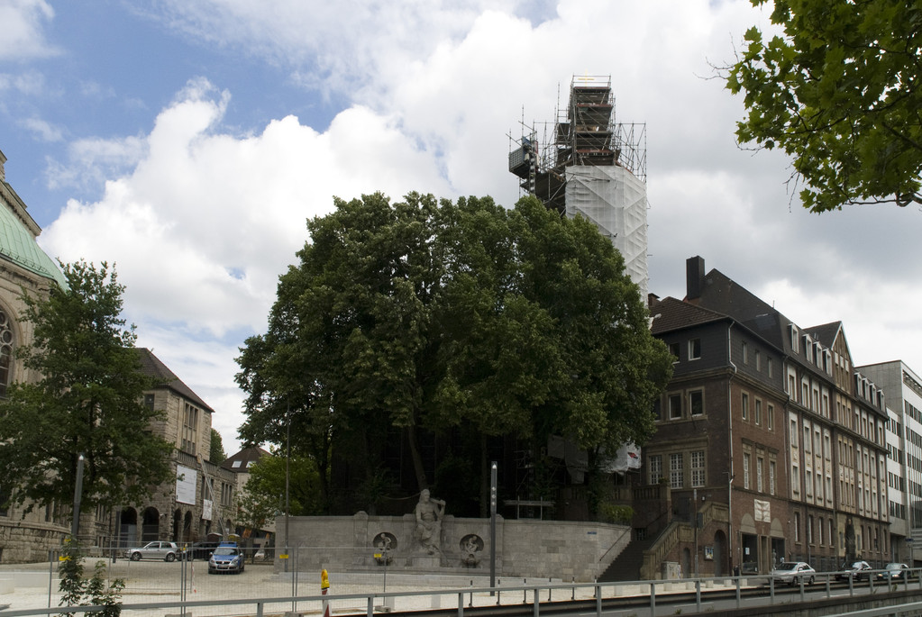 Ansicht mit eingerüsteter neuer Kirchturmspitze