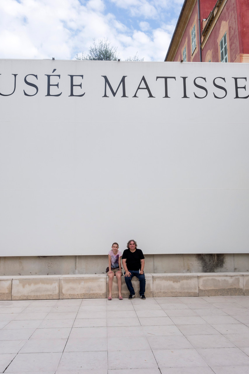 Meine Tochte und ich am Musée Matisse