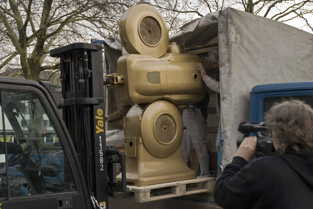 Der goldene Projektor wird geliefert, Dezember 2009