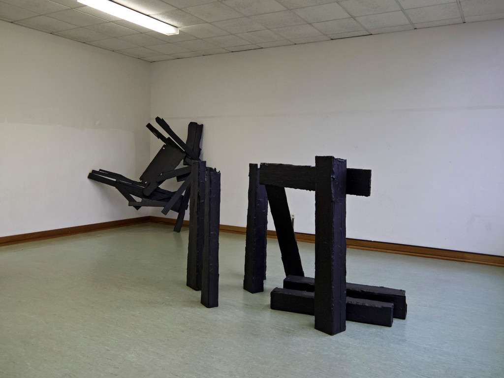 Janine Tobüren, Sculpture No. 7, 2011, Holz, Acrylfarbe(vorne) Corinthian III-D, 2010, Holz, Acrylfarbe (hinten)