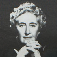 ミステリの女王 アガサ・クリスティー（1890~1976）。画像はWikipedia英語版より。