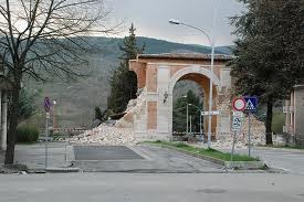 L'Aquila - Porta Napoli, 6 aprile 2009.