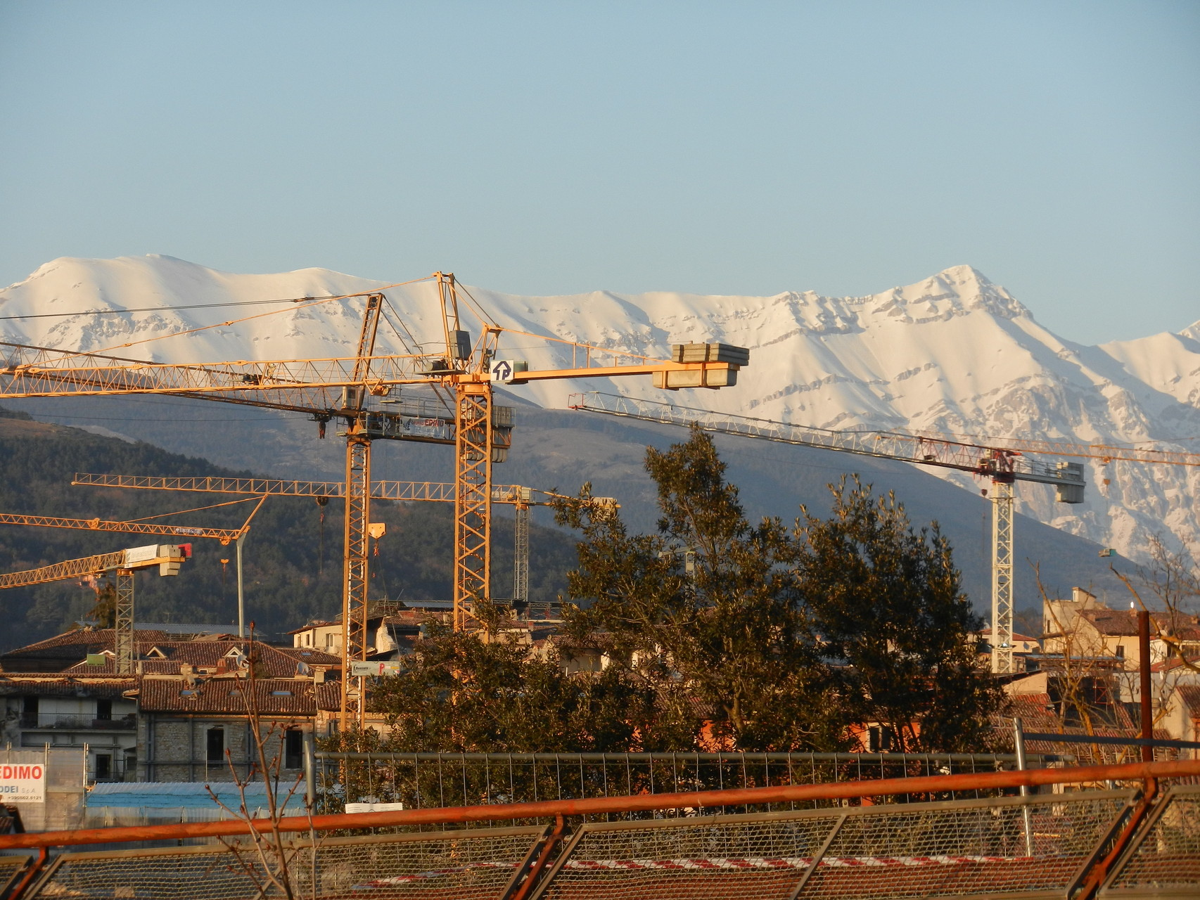 L'Aquila- Aprile 2014, Panorama con gru.