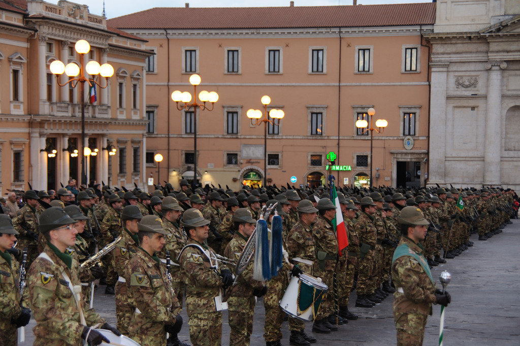 L'Aquila - Piazza Duomo, Truppe alpine schierate. ( 2008 )