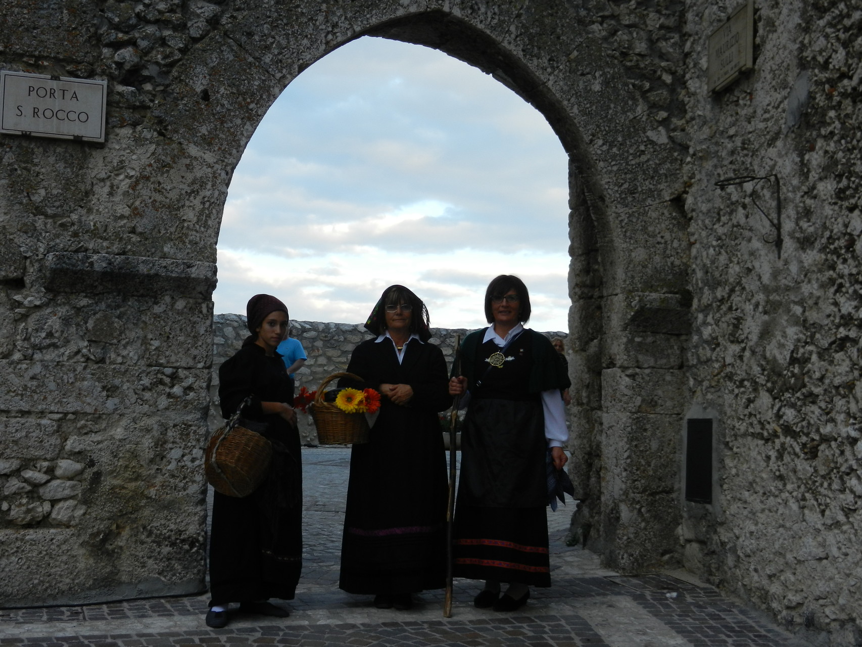 Castel del Monte, Scorcio con costumi.