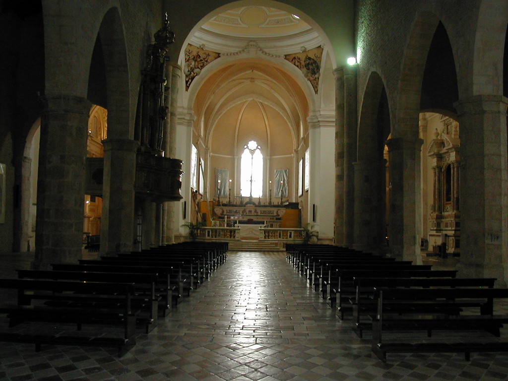 L'Aquila - Basilica di S.Maria di Collemagio, Interno navata principale