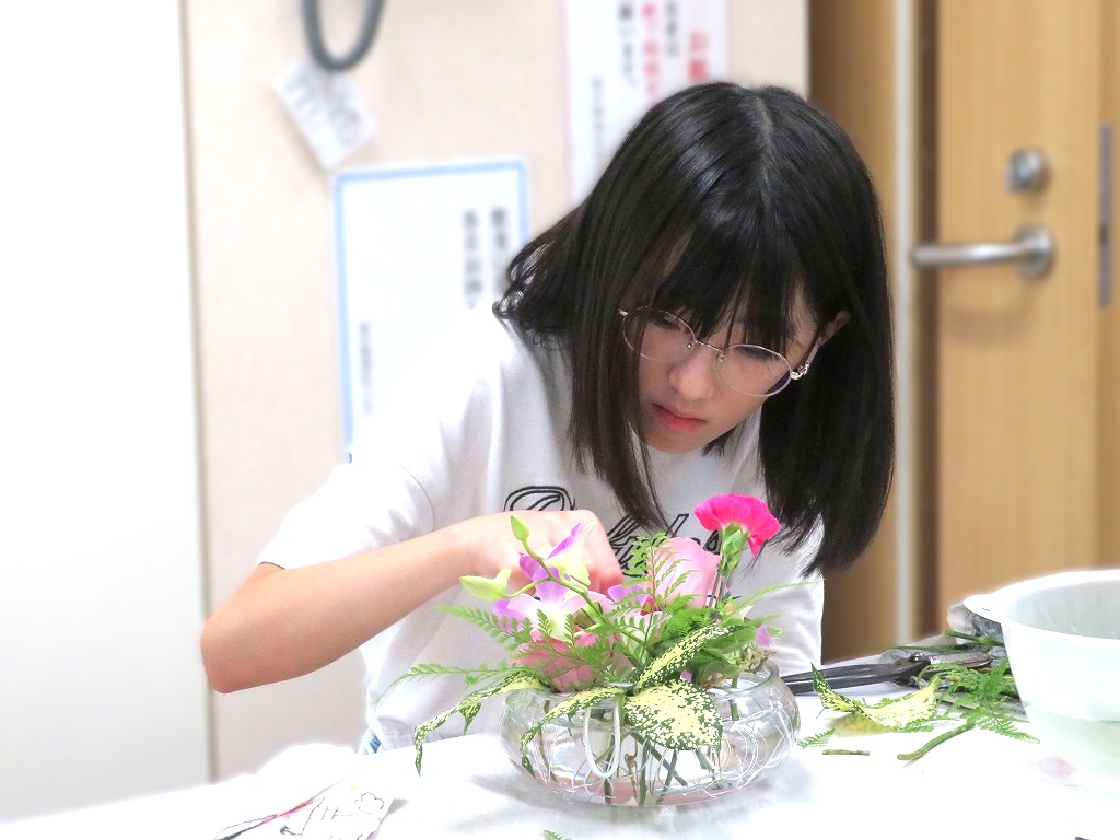 透き通るガラス器に映る水と花の世界を
