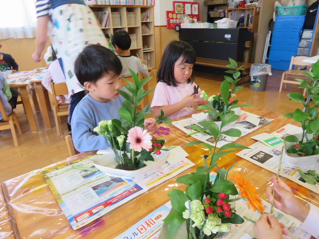 「公開保育」でらいおん組さんがいけばなを披露しました