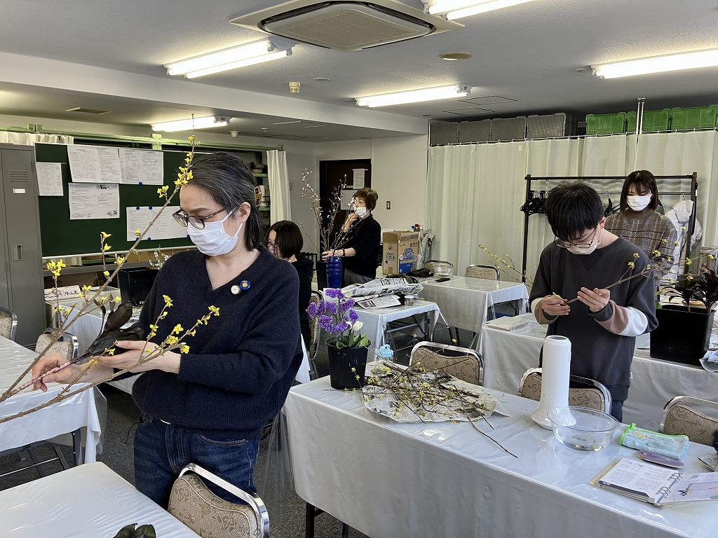 春風に舞う花木の花びら、まるで魔法のように