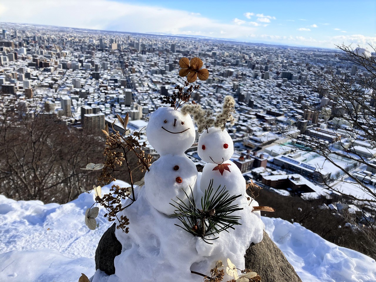 微笑ましい雪だるまが山頂に