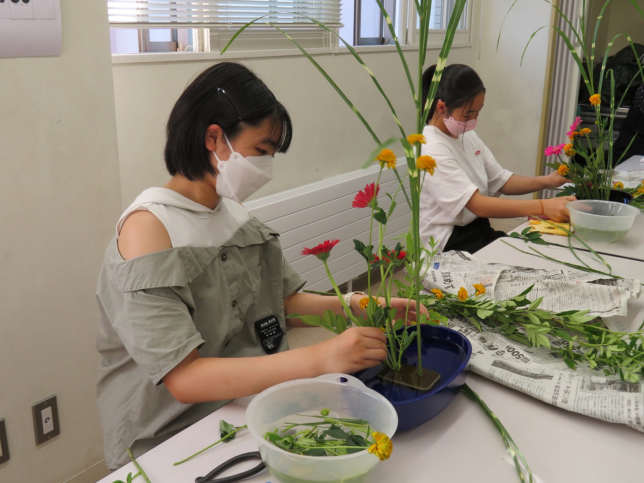 十五夜の月にススキや野菊を添える