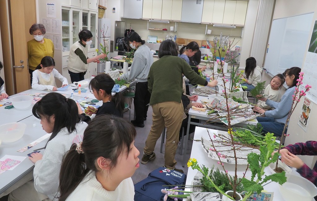 桃の優しいピンク、菜の花の明るい黄色、アイリスの凛とした紫