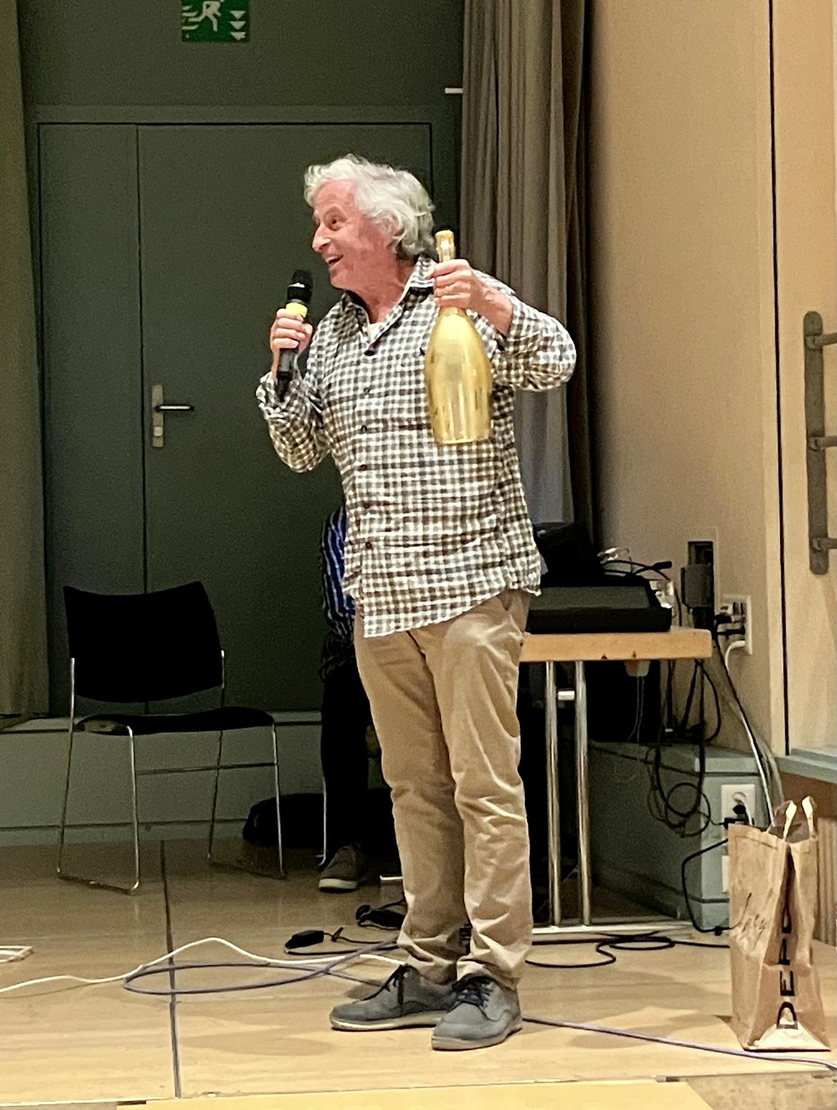 Andreas Gantenbein moderiert die Verabschiedung von Monica und George.