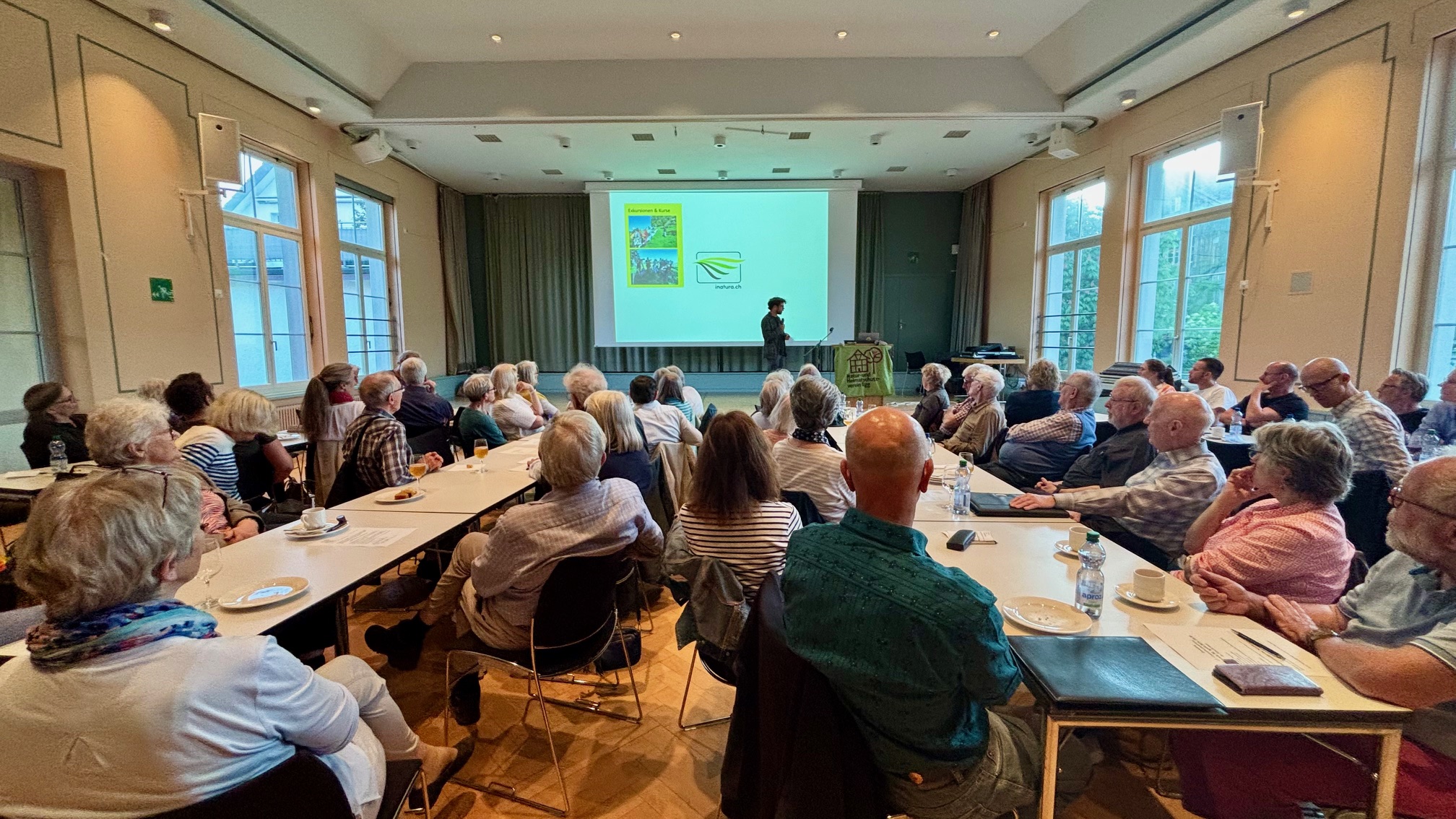 50 Mitglieder und Gäste verfolgen den spannenden Vortrag von Jonas Landolt an der GV mit dem Thema: Biodiversität im Siedlungsraum.