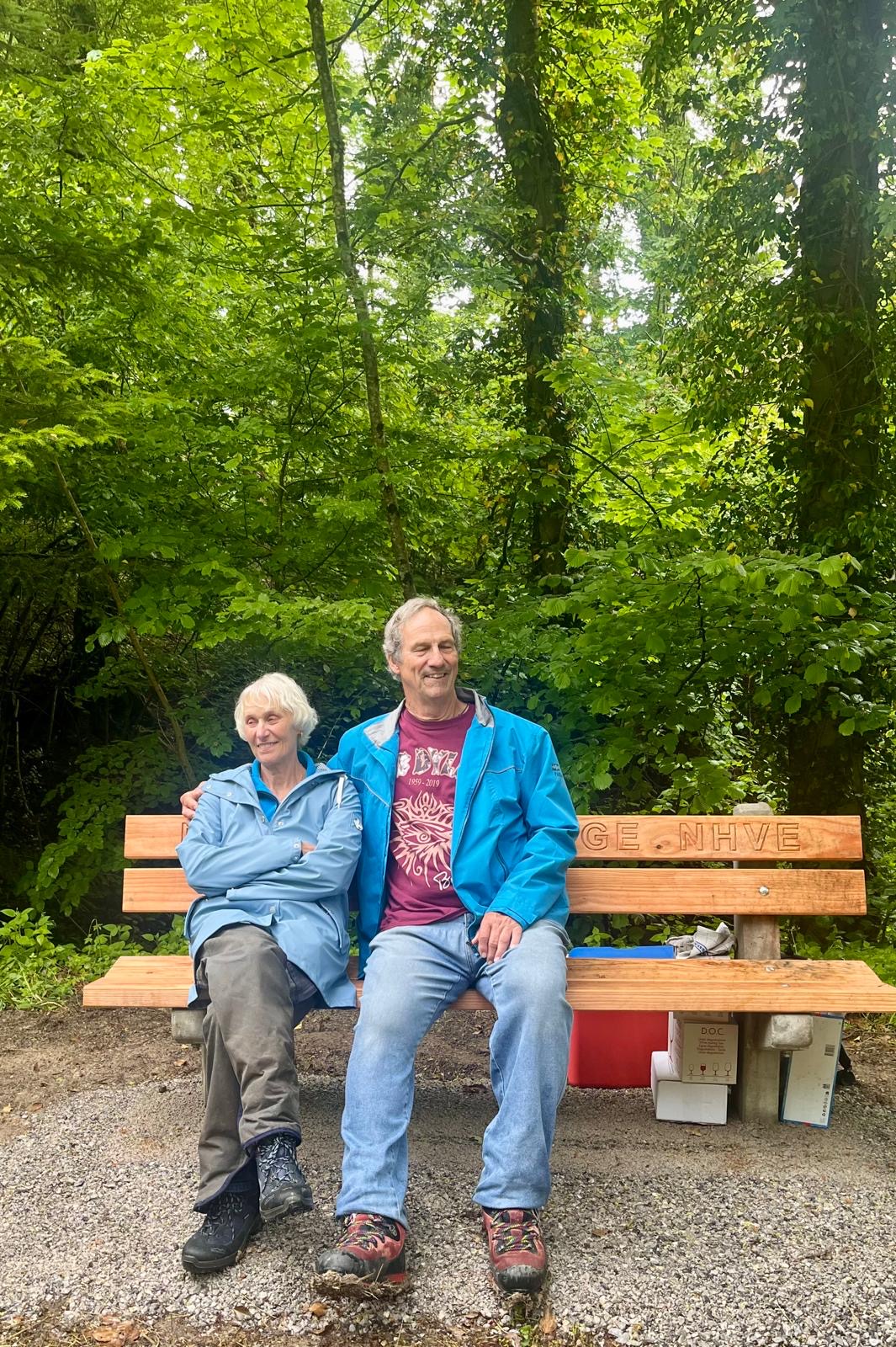 Monica und George mit dem Bänkli und der gepflanzten Elsbeere