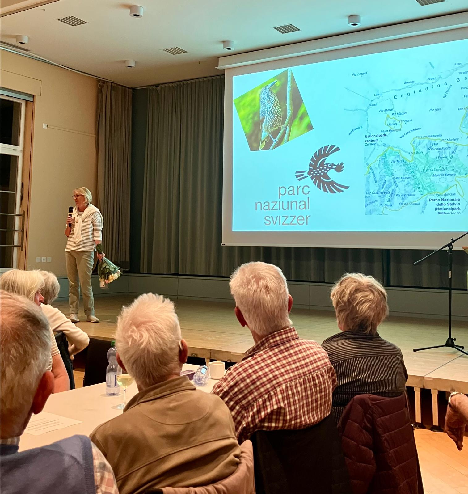 Brigitte Schneider-Ganz, frischgebackene NHVE Präsidentin, berichtet über die Segler und Schwalben Population in Egg