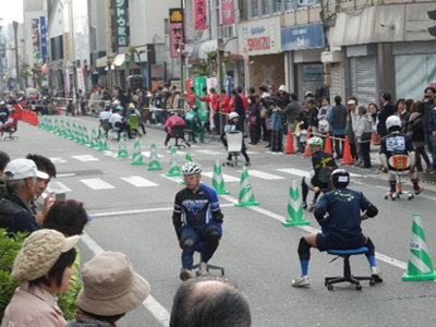 沿道にはチーム関係者や一般のお客さんが集まり熱い声援を送っていました。29チームもいると順位とかわけわからなくなりそうですが・・・