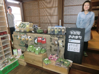 チラシには「ハンドクラフト雑貨販売」と書いてあったので、先日文化センターで開催されたクラフト展のようなイメージをしていたらいきなり新鮮館おおまちのブースが!会場の雰囲気や陳列の仕方もあって、いつもの新鮮館よりおしゃれ度が200%くらいアップしていた気がします。トマガールにも偶然バッタリ。