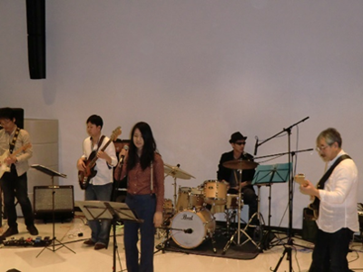 「Yuka e tio」こちらは正真正銘大人の雰囲気。Love Psychedelicoを思わせるボーカルの声が特徴的。今このブログを書きながらLove Psychedelicoを聞きなおしていますが意識している?ってくらい思った以上に似た雰囲気があります。