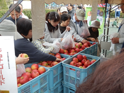 りんごの詰め放題には行列が。