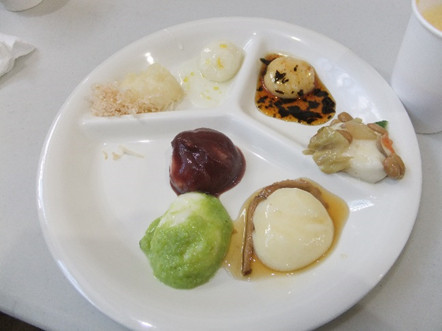 各店3~4種類のおもちが用意され、好きなお餅を好きなだけ頂けます。最初は一通り1個づつ食べてからという方針で臨みました。写真は左上から時計回りに『おろしもち』『ゆず』『しょうゆ海苔』(以上ふじせい)、『炒め納豆』『生姜』『あんこ』『ずんだ』(以上世嬉の一)